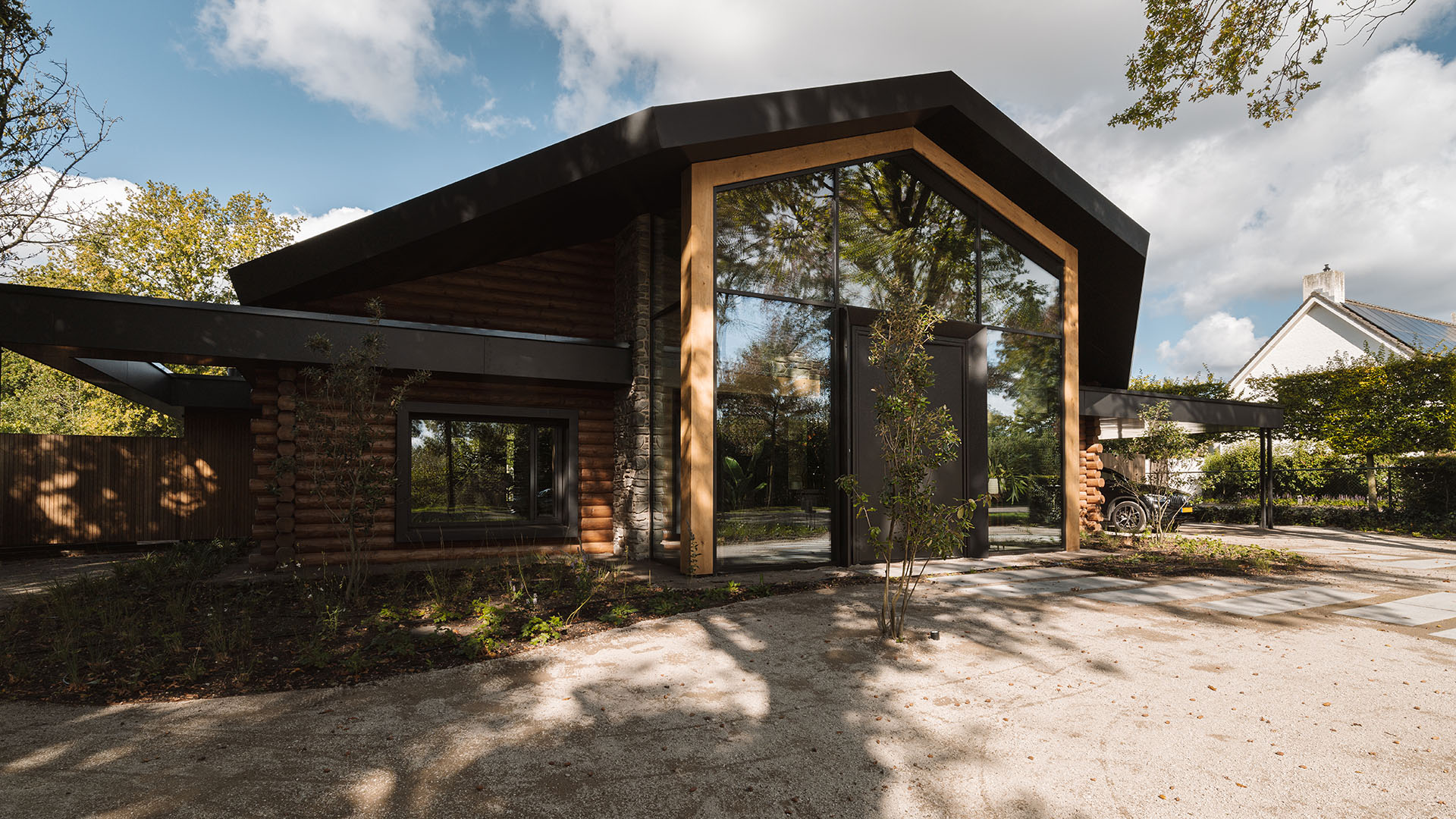 Bureau IN, HOUS en Strakk